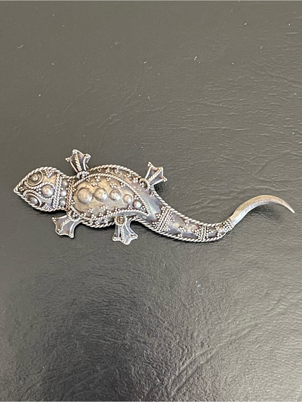 Vintage 925 Sterling silver gecko brooch.